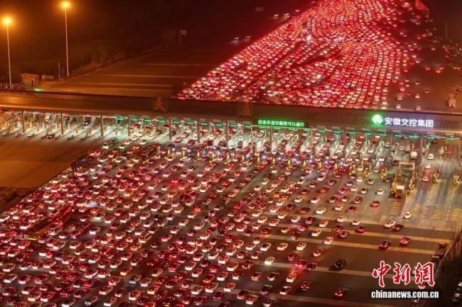 中国最大高速收费站迎返程高峰 车流密集通行有序