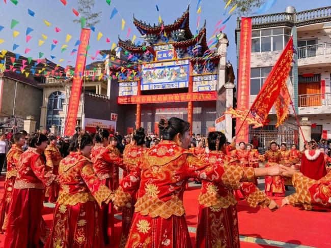 90位外嫁女集体回村过年 当事人回应 亲情凝聚力量