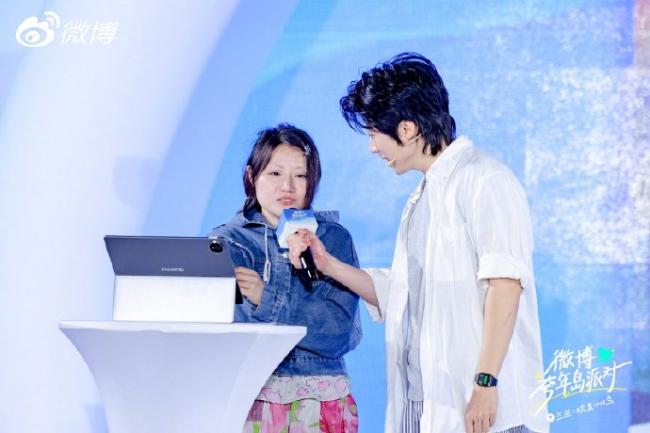 游客在蜈支洲岛偶遇章子怡