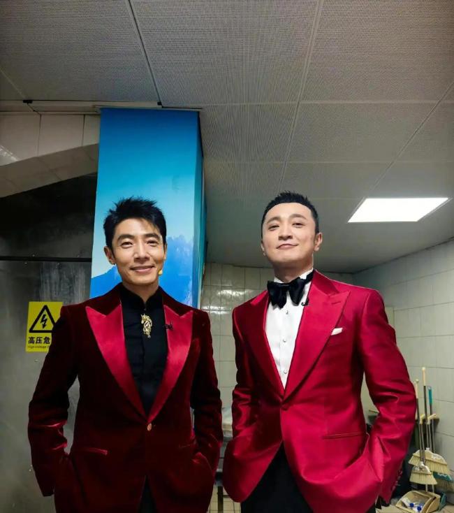 尼格买提家宴8个菜没一个青菜 满桌碳水的年味