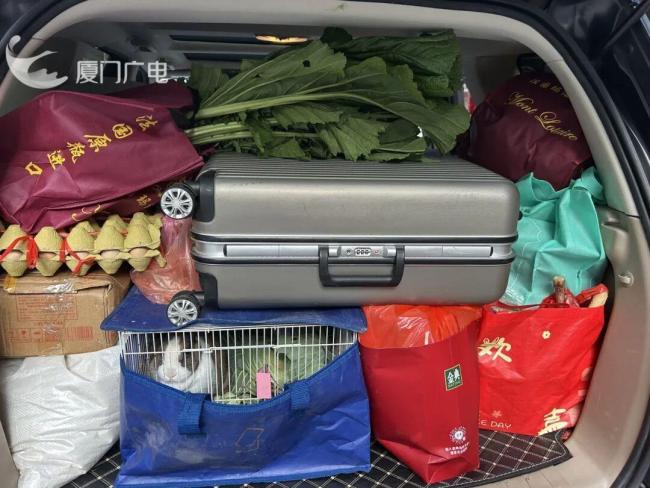 节后返程的“后备箱大赛”正上演 满满家乡味