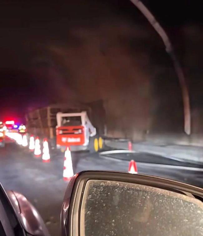 官方回应京昆高速一货车起火 救援及时已扑灭