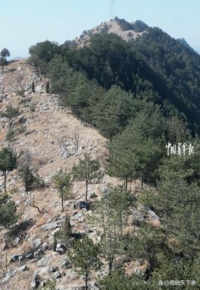 男生在卧虎岭徒步时拍到阴阳坡 课本知识照进现实