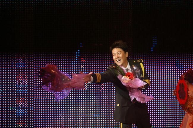 36年春晚“常青树”杀疯了！蔡国庆连上三台春晚，跨界小品吕布出圈