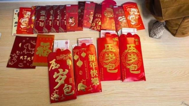 孩子红包掉地上 陌生人踩住捡走