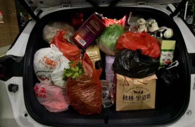 老婆返程行李箱装满姆妈的爱 家的滋味随行