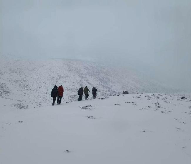 女生失联后用牛粪保温在牛棚被找到 多方力量联合救援成功