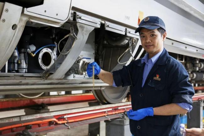 女子不慎将金手链冲进便池 铁路职工徒手找回