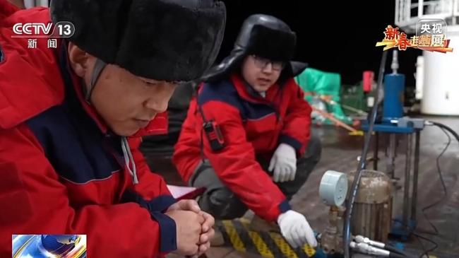 -20℃的辽东湾海面上 他们追着浮冰跑