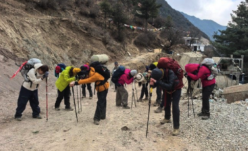 爬山到最后的统一姿势！爬山有没有爬到位看姿势就知道了