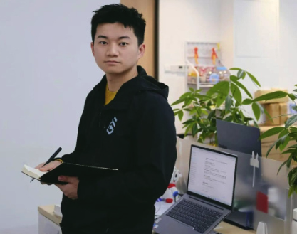 不卷绩点和保研，00后小镇青年靠兴趣做出百万事业