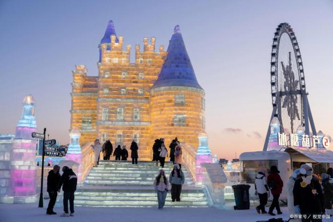 哈尔滨冰雪大世界提前闭园 暖冬下的无奈抉择