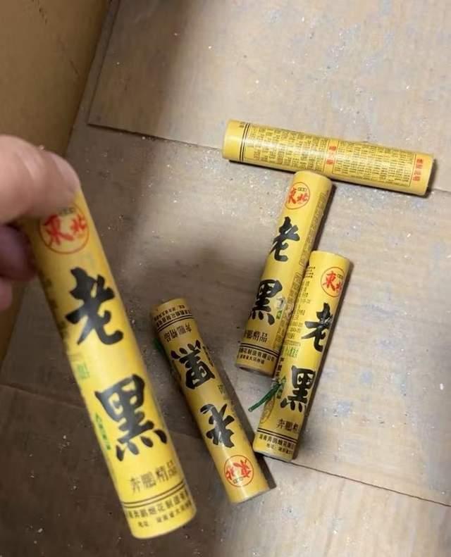 住户回家发现厨房下水管被炸 疑似炮仗所致