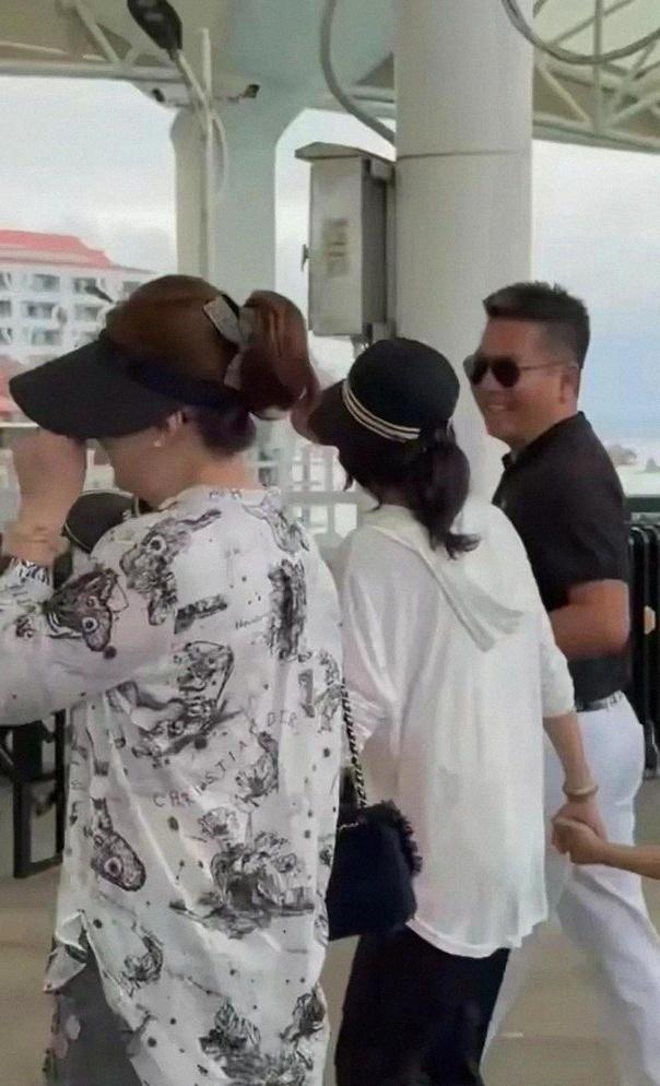 三亚偶遇章子怡一家 温馨家眷团建