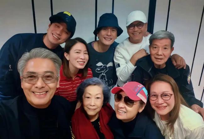 佘诗曼追星周润发得胜，笑得全程合不拢嘴，黄宗泽吴卓羲也在 港圈情愫再现