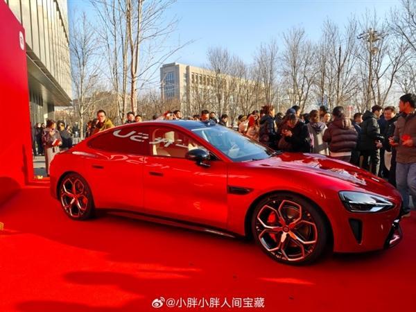 雷军称新一代SU7是DreamCar 赤霞红亮相