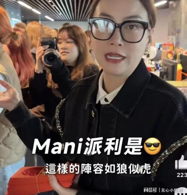 霍汶希开工派利是超吵杂!杨受成切烧猪点醒狮,谢霆锋成最大财神 职工和蔼贺年领红包