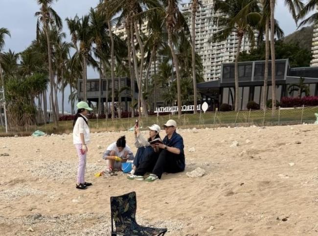 网友三亚偶遇董璇母女 口碑大反转