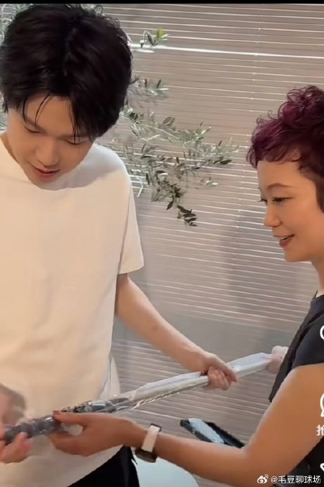 太温柔！王楚钦遇小球迷拿白纸要签名，礼貌拒绝后的举动太暖心 心软软的细节