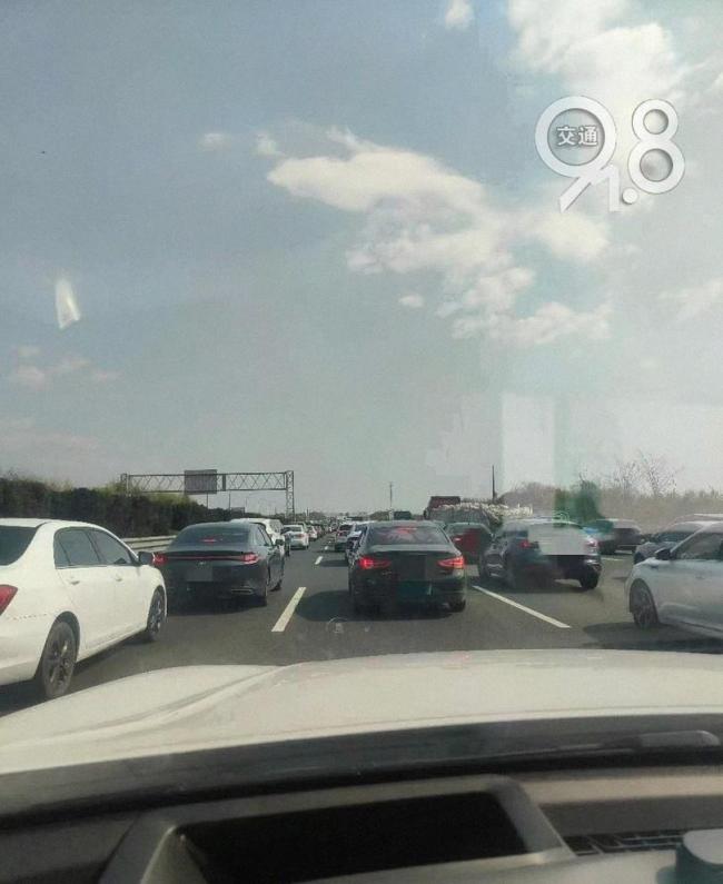 男子返程不按导航提前1小时到 灵活变道避堵成功