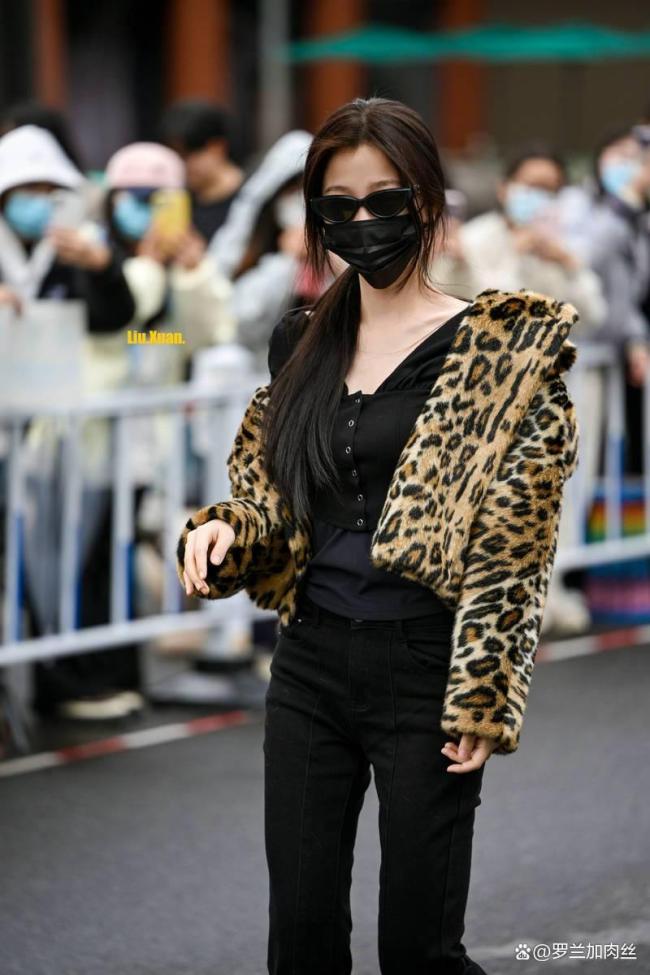虞书欣豹纹装 甜酷风尽显青春元气