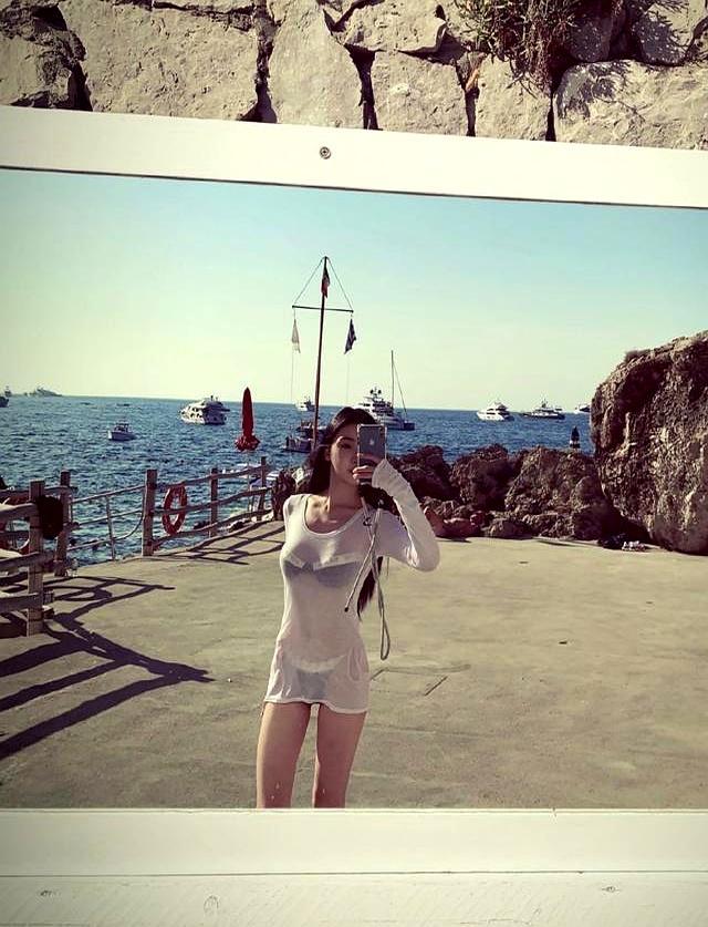 易梦玲晒比基尼照 顶级视觉资产展示