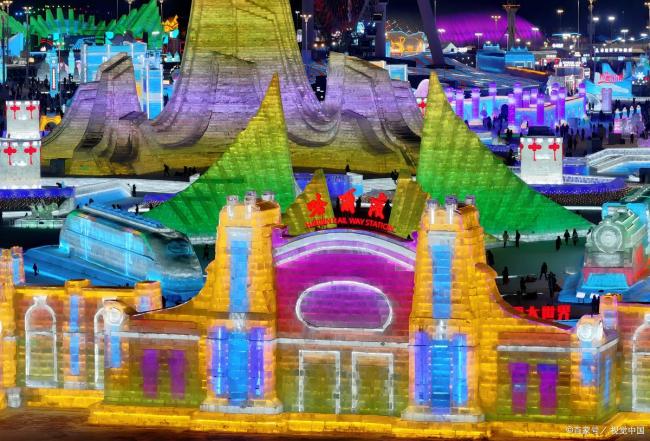 哈尔滨冰雪大世界提前闭园 暖冬下的无奈抉择