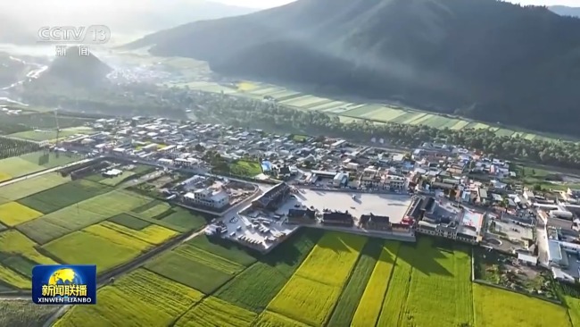 農(nóng)村公路既是關(guān)乎農(nóng)村經(jīng)濟(jì)發(fā)展的“大交通”，更是關(guān)乎農(nóng)民幸福生活的“大民生”。著眼于新時代的發(fā)展要求，黨的十八大以來，習(xí)近平總書記創(chuàng)造性提出把農(nóng)村公路建好、管好、護(hù)好、運(yùn)營好的發(fā)展戰(zhàn)略，親自指導(dǎo)推動全國農(nóng)村公路邁入建、管、養(yǎng)、運(yùn)全面協(xié)調(diào)可持續(xù)發(fā)展新階段。