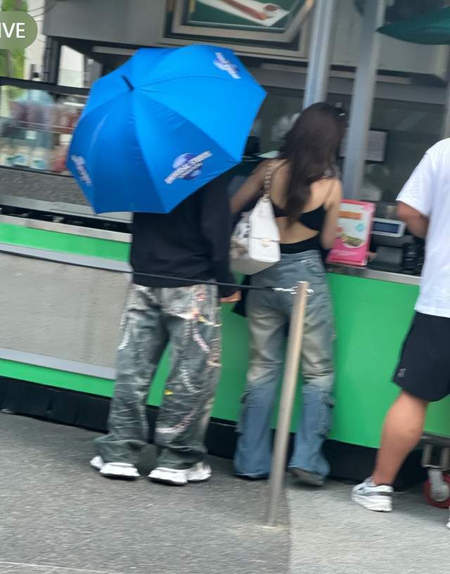 黄晓明与女子同游新加坡 新女友疑曝光