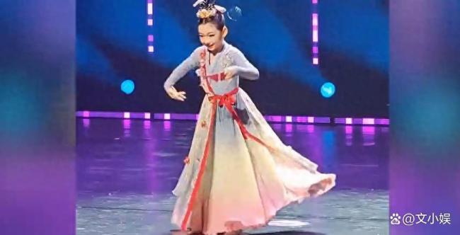 小酒窝开始期待下一次冲浪 自信勇敢展风采