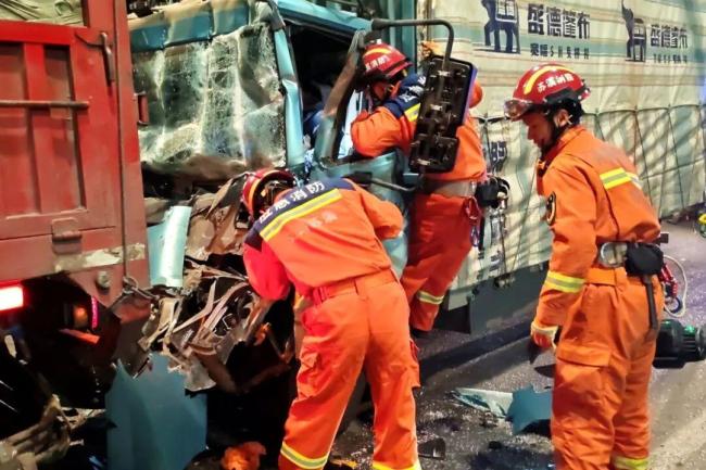 司机疲劳驾驶追尾半挂车 消防救援 紧急施救化解危机