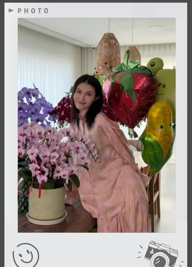 何穗陈伟霆留在北京过年,晒出别墅内景,满屋蝴蝶兰太有年味了 把日子过成顶配月子中心