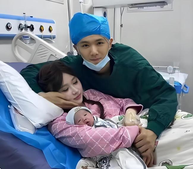 鹿哈官宣女儿出生,晒一家三口产房合照 从模仿网红到幸福父亲