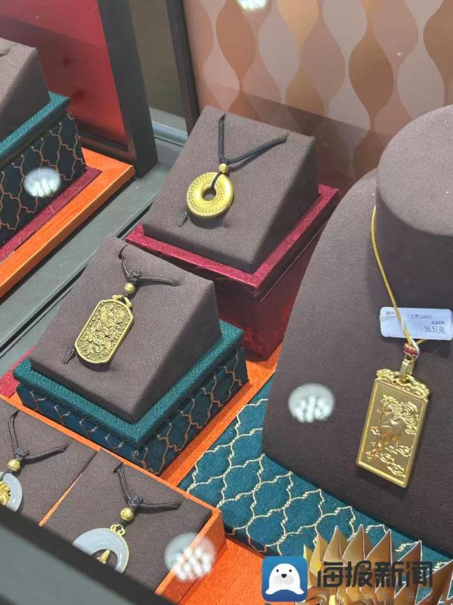 春节假期后黄金价位仍居高不下 品牌金饰价格翻倍