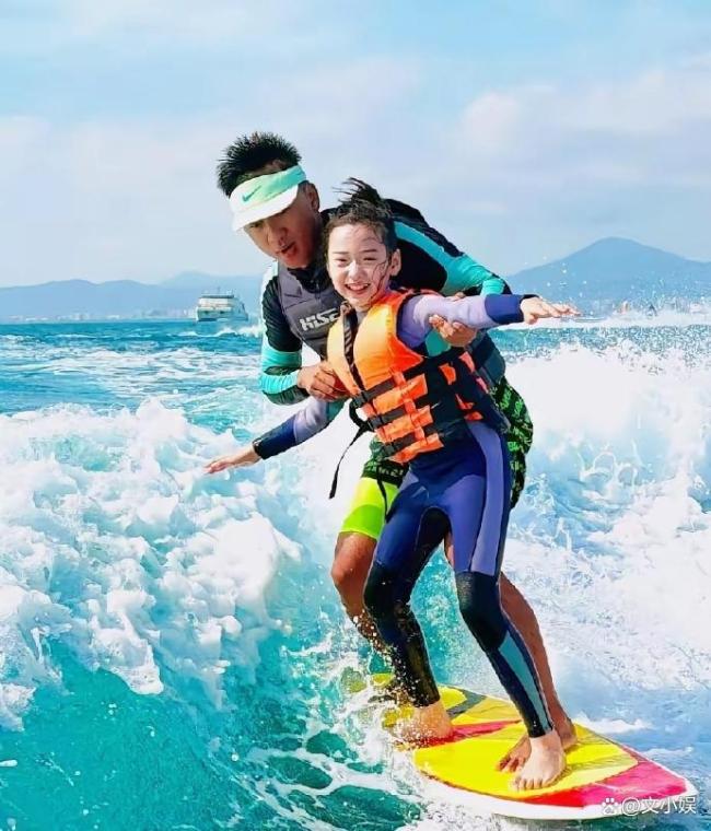 小酒窝开始期待下一次冲浪 自信勇敢展风采