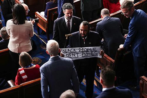 特朗普演讲时一议员举黑人不是猿横幅