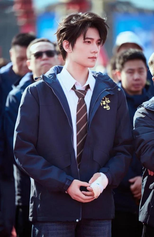 杨洋首次公开回应手部骨折伤情