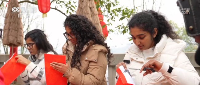 年味游从“快闪打卡”转向“沉浸体验”