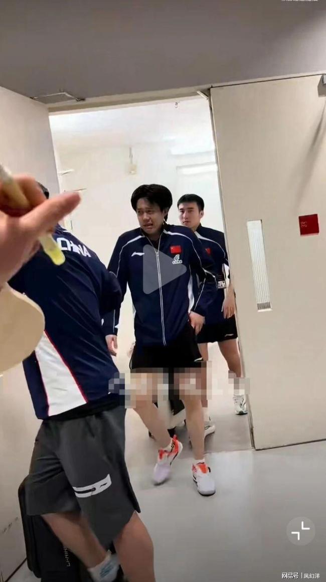 王楚钦紧急撤回一个签名!新加坡大满贯现场球迷太热情吓退大头