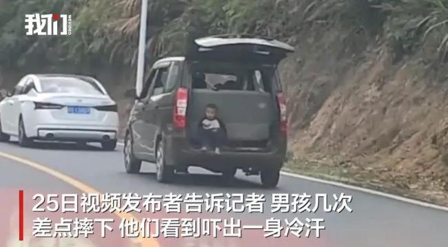 面包车尾门未关男孩坐车尾惊险晃荡 路人及时提醒化险为夷