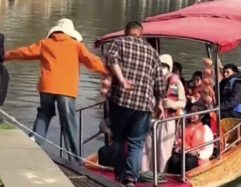 大妈不穿救生衣🦺强行登船被拦大喊报警