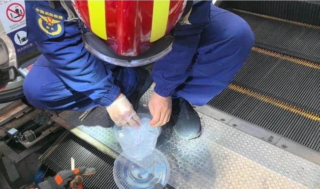 4名女孩扶梯仰倒 81斤的她救了所有人 危急时刻伸援手