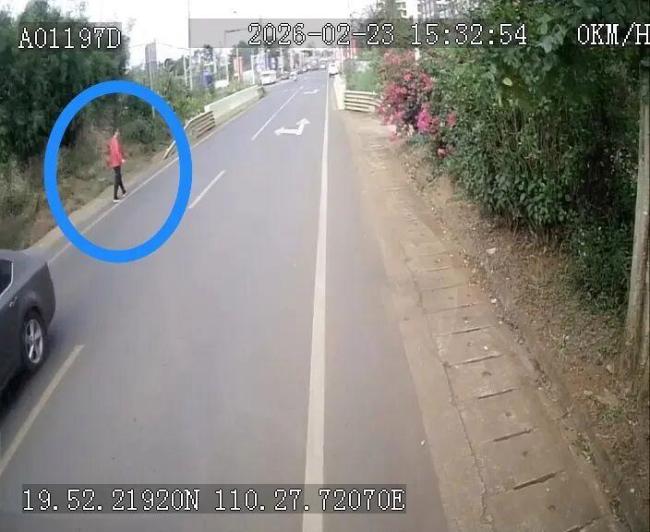 男子殴打公交司机警方介入 抢夺方向盘未遂