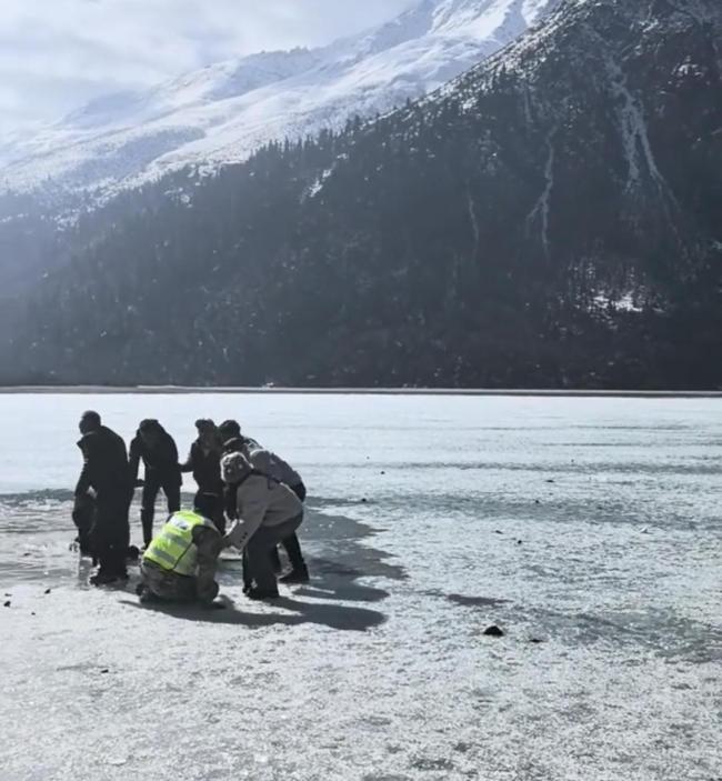 女童掉进冰湖游客和武警救人 众人齐心协力救援