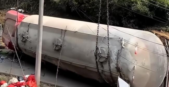 云南一罐车从山路溜车冲下 2车被撞 司机跳车逃生未伤人