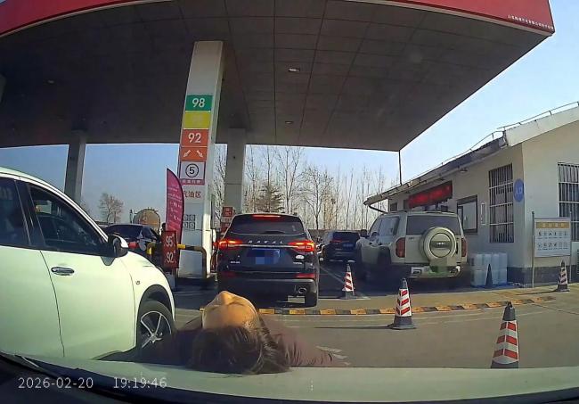 女子服务区躺后车引擎盖车主发声