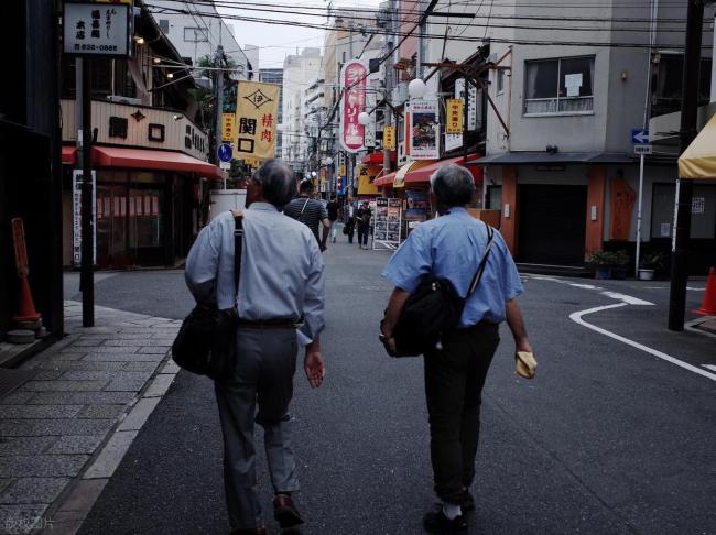 日本右翼从未放弃再军事化 日本集体右转信号显现