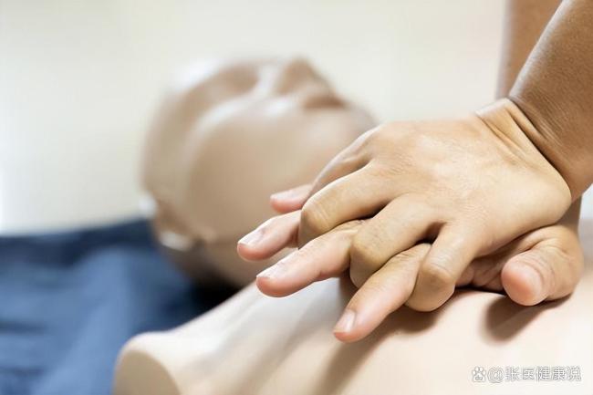 小汽车翻入沟渠 一家6口砸车窗救人 生死竞速中的果敢与技能