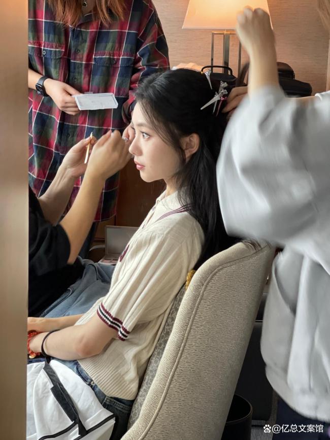 刘浩存工作花絮照 清新气质圈粉无数