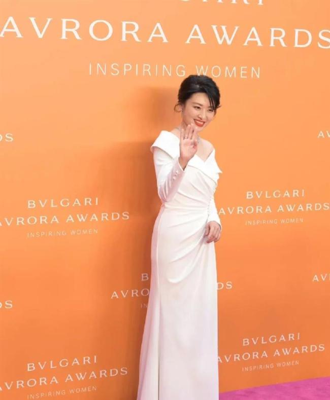 周涛也开始拍短剧了 优雅转型引关注